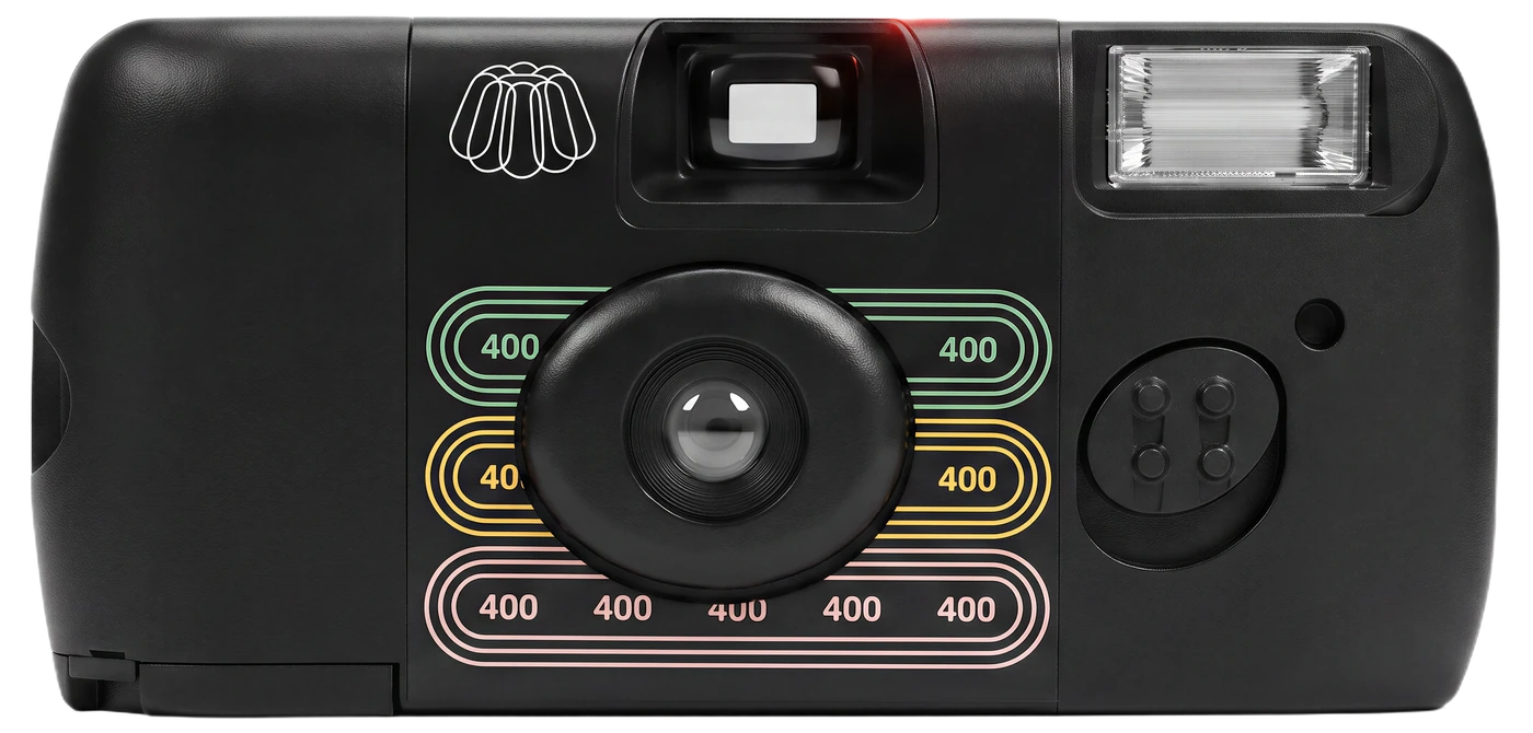 The camera dropping into a Gelatin tote bag